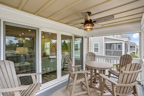 Outdoor dining - New Listing! Stylish Villa, Lost Key Resort, 2 pools, Golf, Tennis, Pickleball, Fun for Everyone! (Pensacola)
