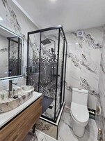 Dormitorio compartido, solo para mujeres, vistas a la ciudad | Tabla de planchar con plancha y wifi gratis
