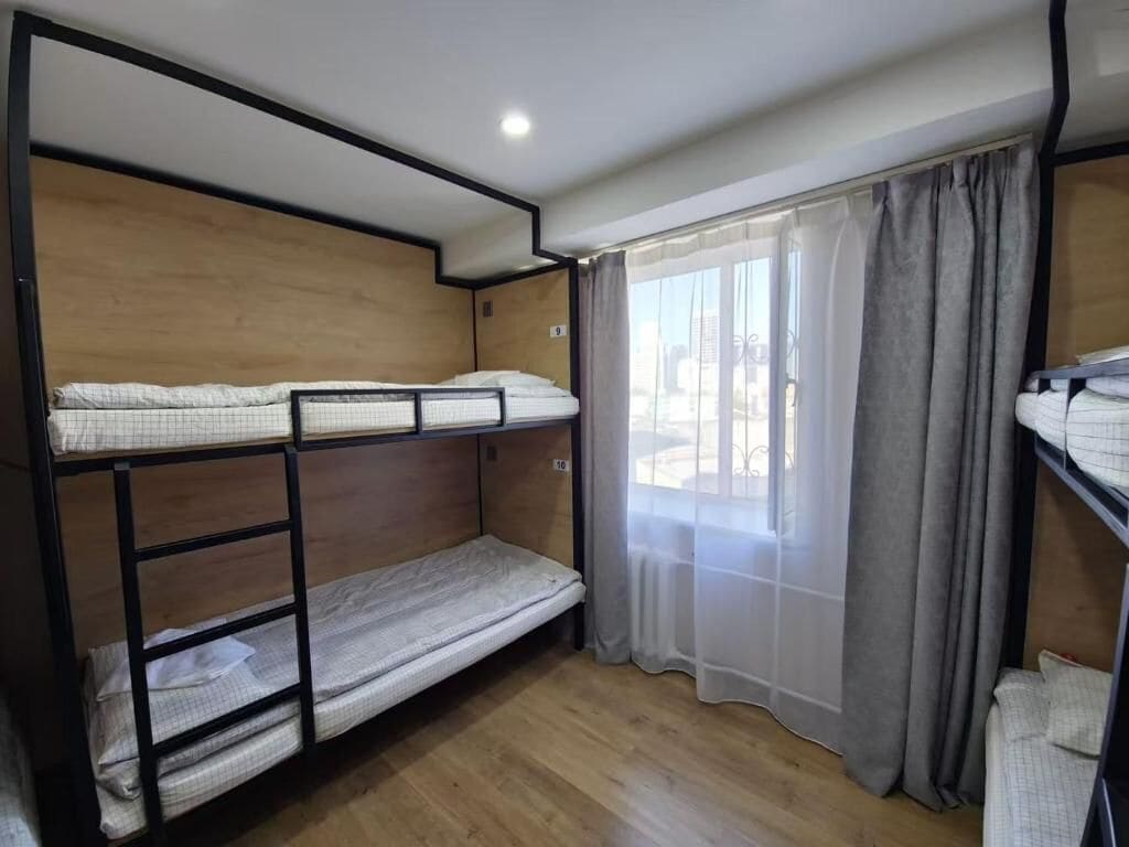 Dormitório compartilhado, somente para homens, vista para a cidade | Ferros/tábuas de passar roupa, Wi-Fi de cortesia