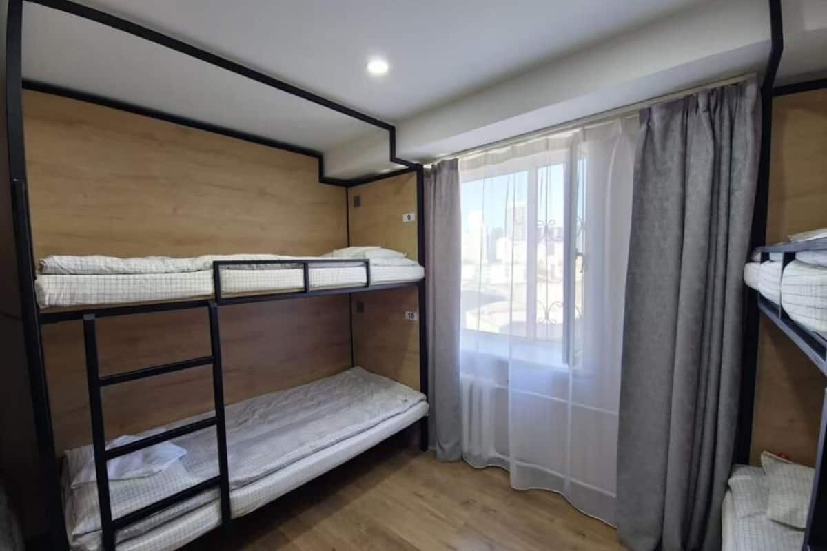 Dormitorio compartido, solo para hombres, vistas a la ciudad | Tabla de planchar con plancha y wifi gratis