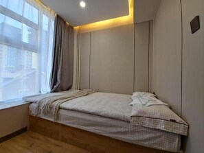 Habitación doble, vistas a la ciudad | Tabla de planchar con plancha y wifi gratis