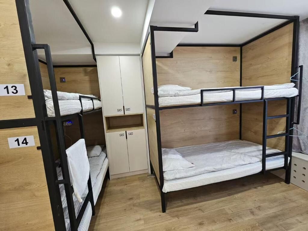 Habitación con literas, un armario y un aparador.