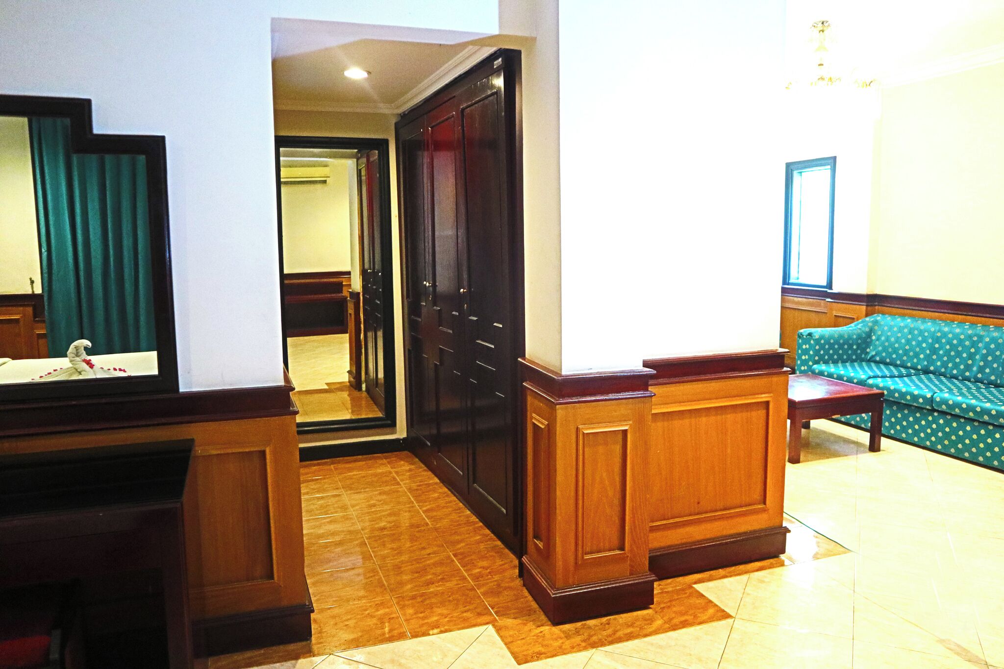 Classic Suite, 1 King Bed, Non Smoking | Desk, free WiFi