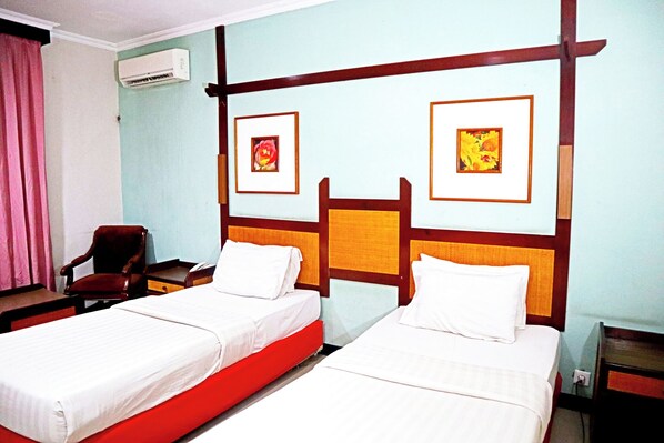 Superior Twin Room, 2 Katil Bujang (Single), Non Smoking | Meja, Wi-fi percuma
