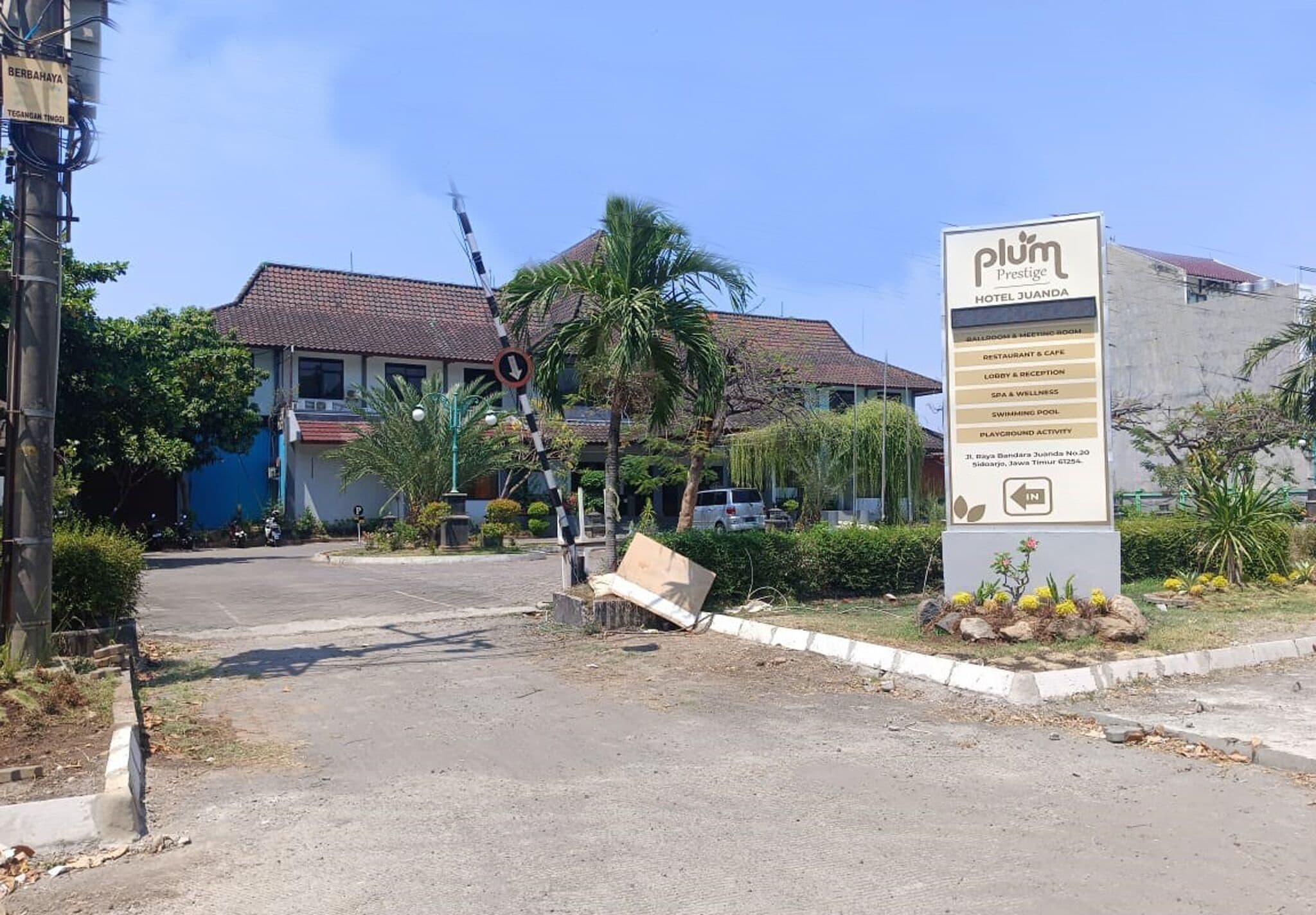 A hotel sign with amenities including a restaurant, spa, and swimming pool.