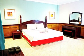 经典套房, 1 张特大床, 无烟房 | 办公桌、免费 WiFi