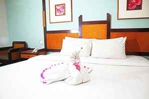Desk, free WiFi - PLUM Prestige Hotel Juanda (Sidoarjo)