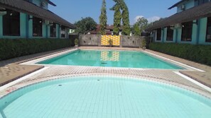 Kolam renang terbuka