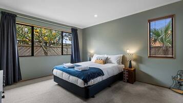 2 bedrooms, desk, iron/ironing board, WiFi