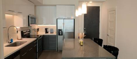 冷蔵庫、電子レンジ、オーブン、コンロ