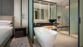 Executive Room, 1 King Bed | Bathroom | Eco-friendly toiletries, hair dryer, bathrobes, slippers