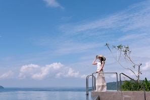 Outdoor pool, sun loungers - Sheraton Kota Kinabalu (Kota Kinabalu)