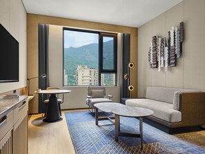 Suite estudio Grand, 1 cama King size, vista a la montaña | Edredón, caja de seguridad en la habitación y cortinas blackout 