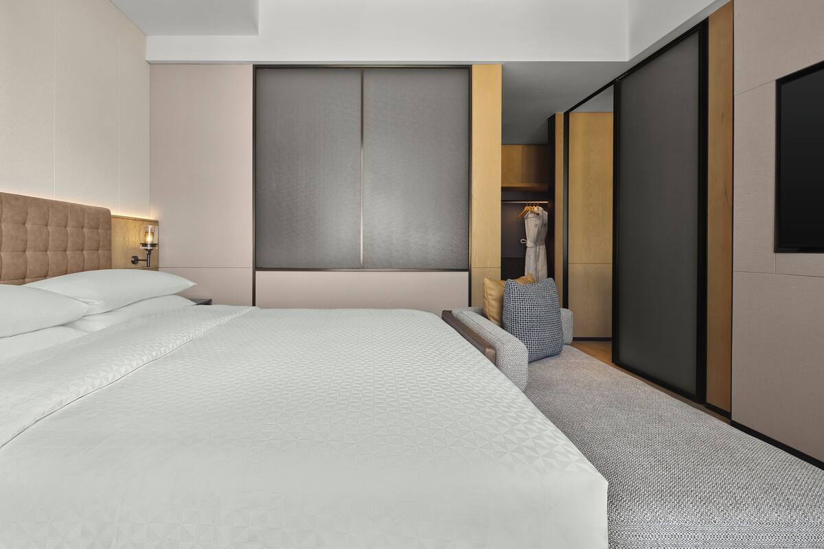 Suite estudio Grand, 1 cama King size, vista a la montaña | Edredón, caja de seguridad en la habitación y cortinas blackout
