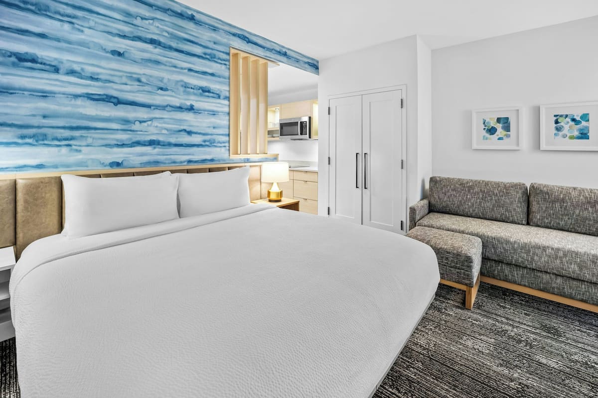 Literie de qualité, couette en duvet, bureau, rideaux d’obscurcissement