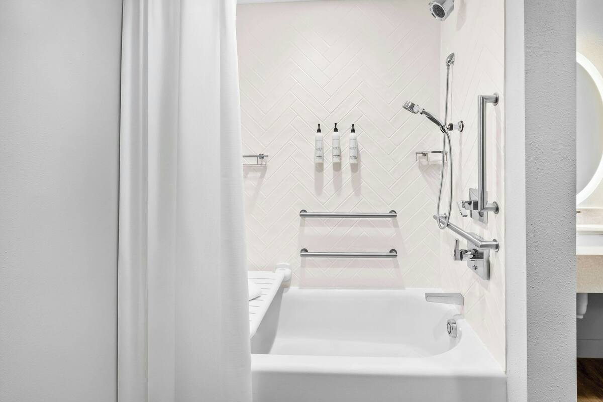 Séchoir à cheveux, serviettes fournies, savon, shampooing