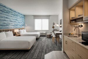 Estúdio, 2 camas Queen (Mobility Accessible, Roll-in Shower) | Roupas de cama premium, edredons de pluma, escrivaninha