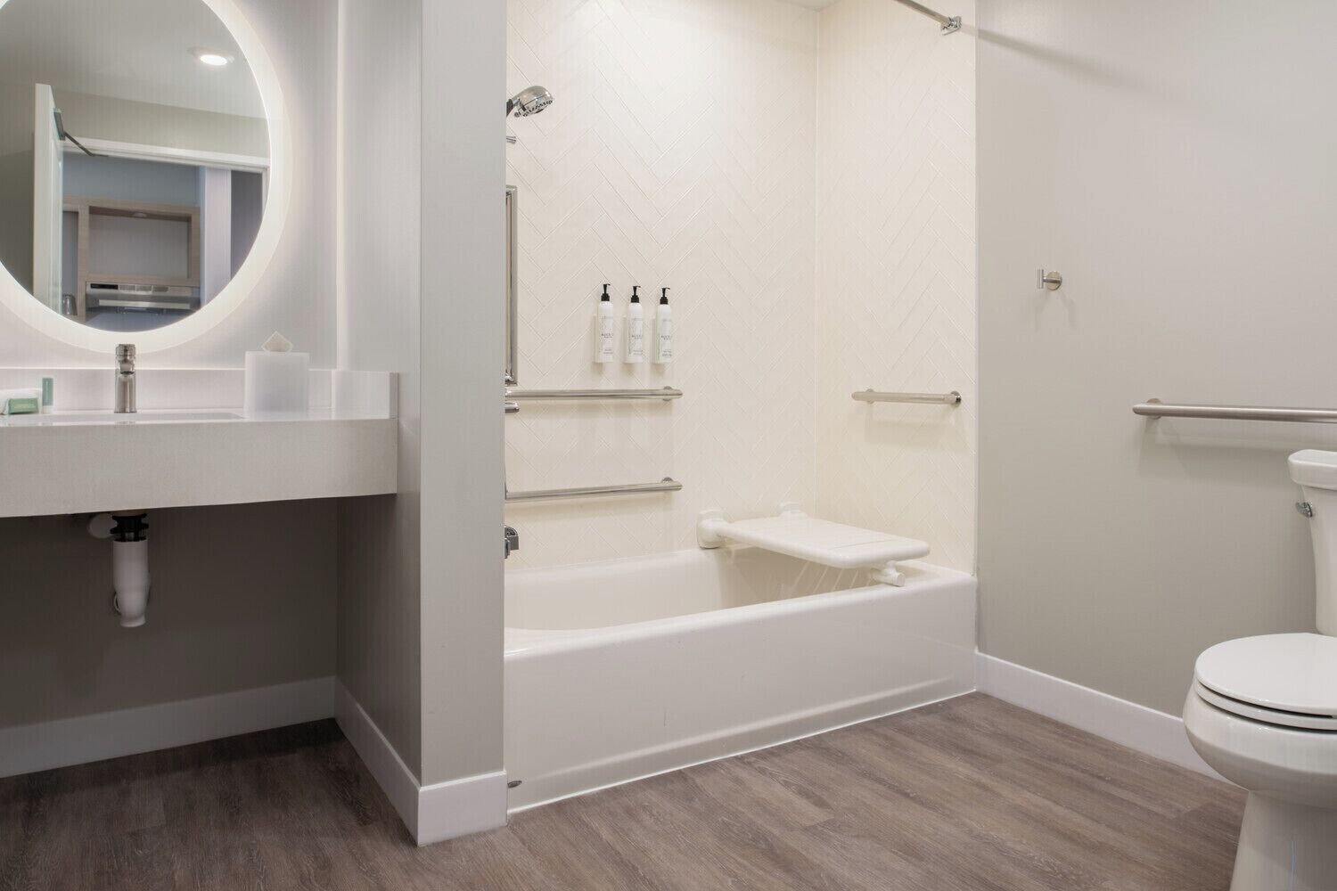 Seprai premium, selimut bulu angsa, meja kerja, dan tirai kedap cahaya