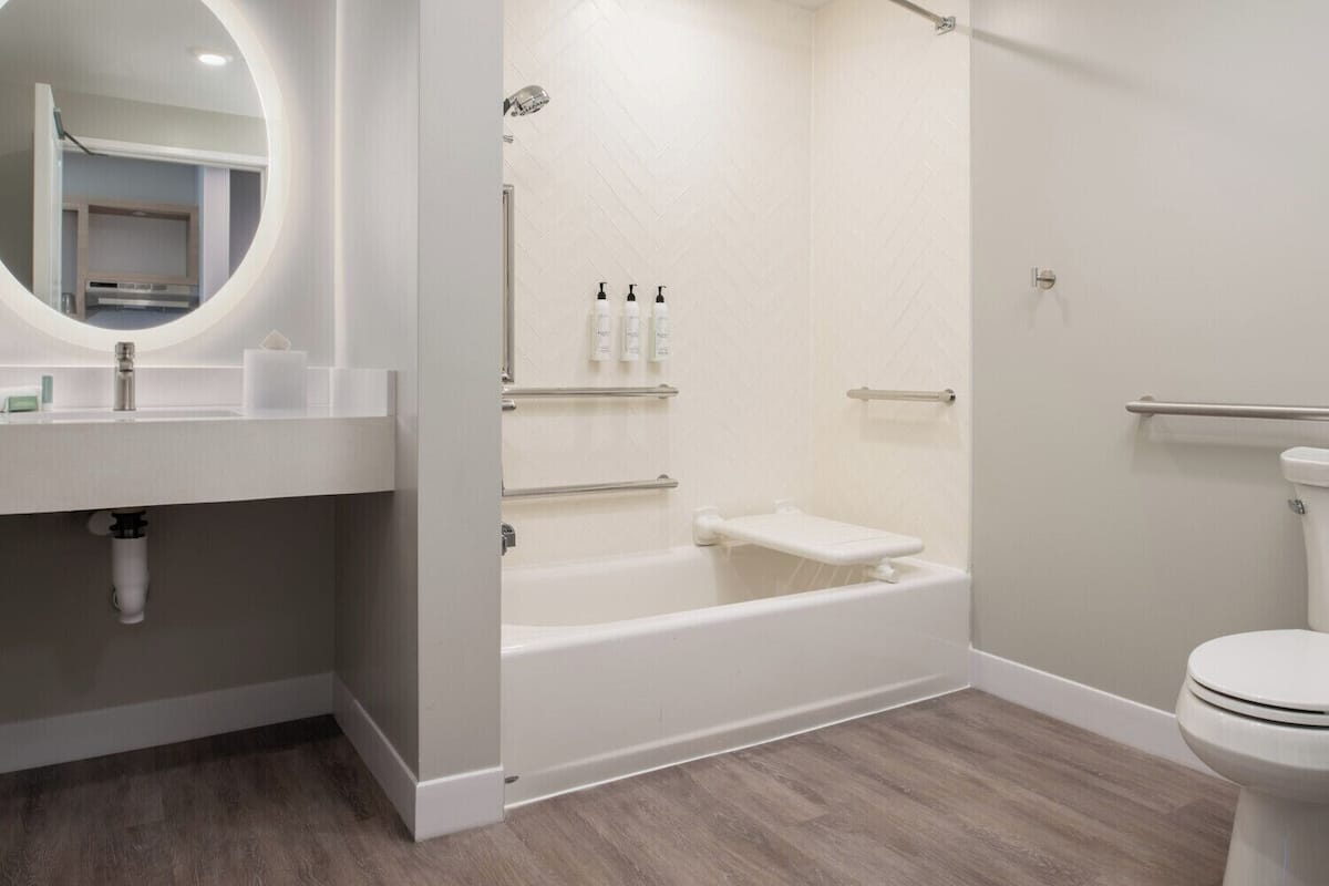 Seprai premium, selimut bulu angsa, meja kerja, dan tirai kedap cahaya