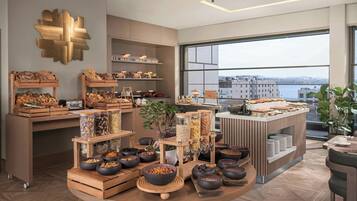 Tägliches Frühstücksbuffet (30 EUR pro Person)