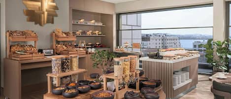 Sarapan prasmanan setiap hari (EUR 30 per orang)