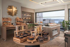 อาหารเช้าแบบบุฟเฟ่ต์ทุกวัน (EUR 30 ต่อคน)