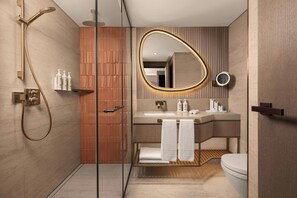 Shower, hydromassage showerhead, eco-friendly toiletries, hair dryer - Delta Hotels by Marriott Istanbul Karakoy (Istanbul)