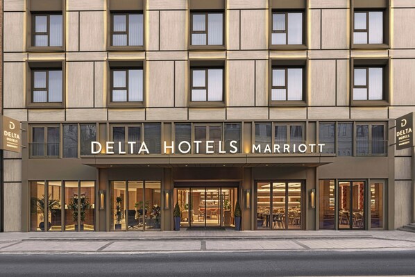 Ένα σύγχρονο κτίριο με την επιγραφή «DELTA HOTELS MARRIOTT», η οποία υποδηλώνει ότι πρόκειται για ξενοδοχείο.
