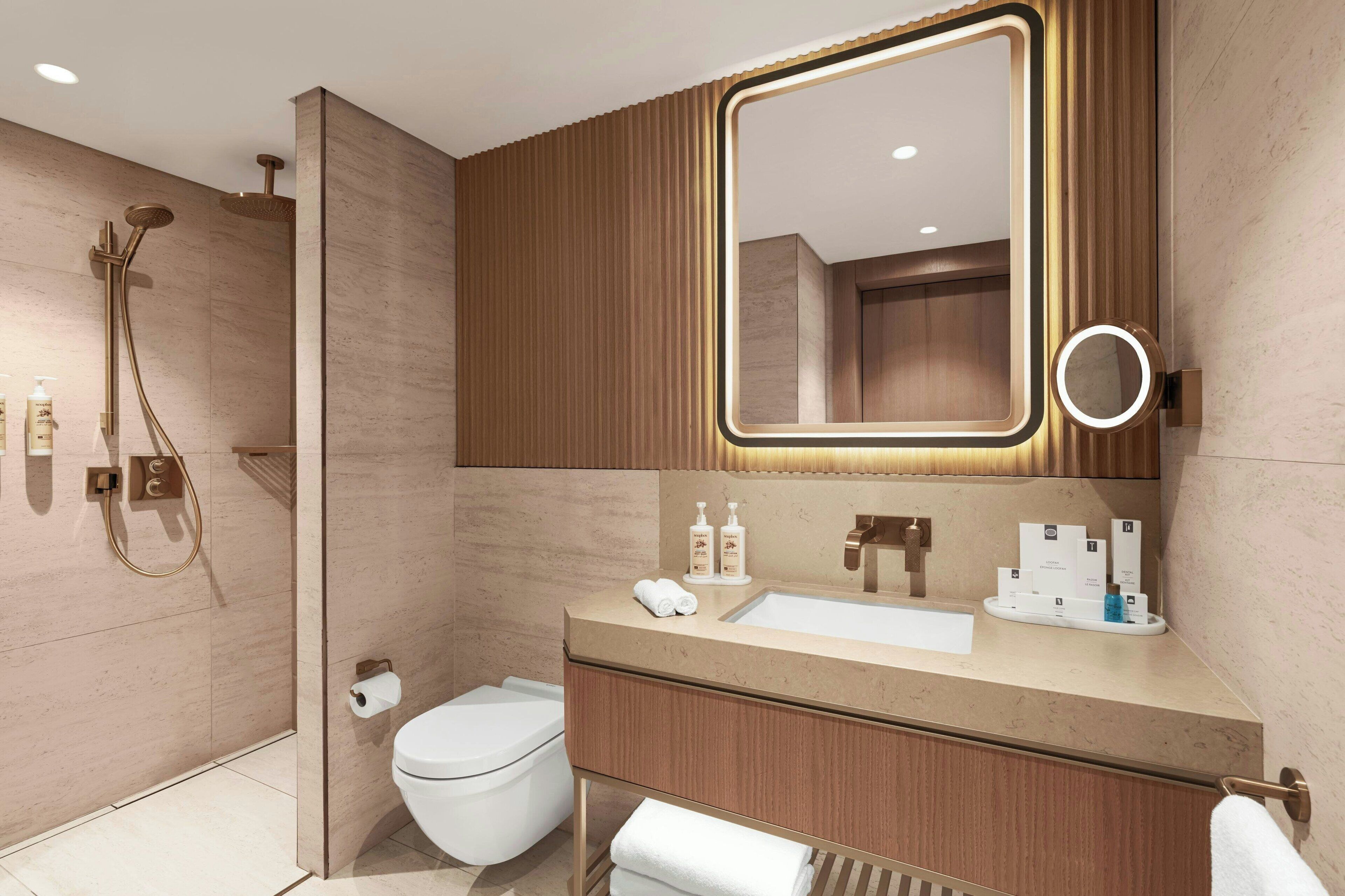 Dusj, dusjhode med hydromassaje, miljøvennlige toalettsaker og hårføner