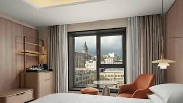 Rom – deluxe, 1 kingsize-seng, tårn | Sengetøy av topp kvalitet, minibar, safe på rommet og skrivebord