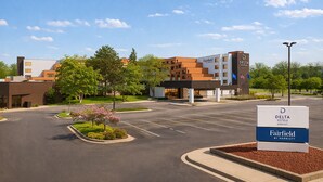 A Delta Hotels Fairfield by Marriott with a parking lot, modern buildings, and landscaping. - Fairfield by Marriott Inn & Suites Mount Pleasant, WI (Mount Pleasant)