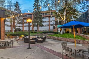 BBQ/picnic area - Fairfield by Marriott Inn & Suites Mount Pleasant, WI (Mount Pleasant)