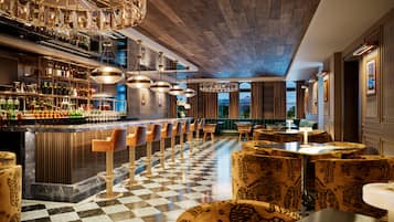 雞尾酒酒吧、露天餐廳、每日營業