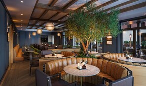 Serviço de café da manhã, culinária americana, restaurante ao ar livre