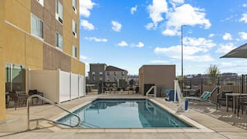 Kolam renang outdoor musiman