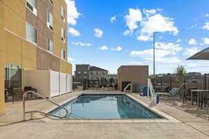 Una piscina al aire libre de temporada