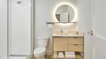 Studio, 1 King Bed with Sofa bed | Bathroom