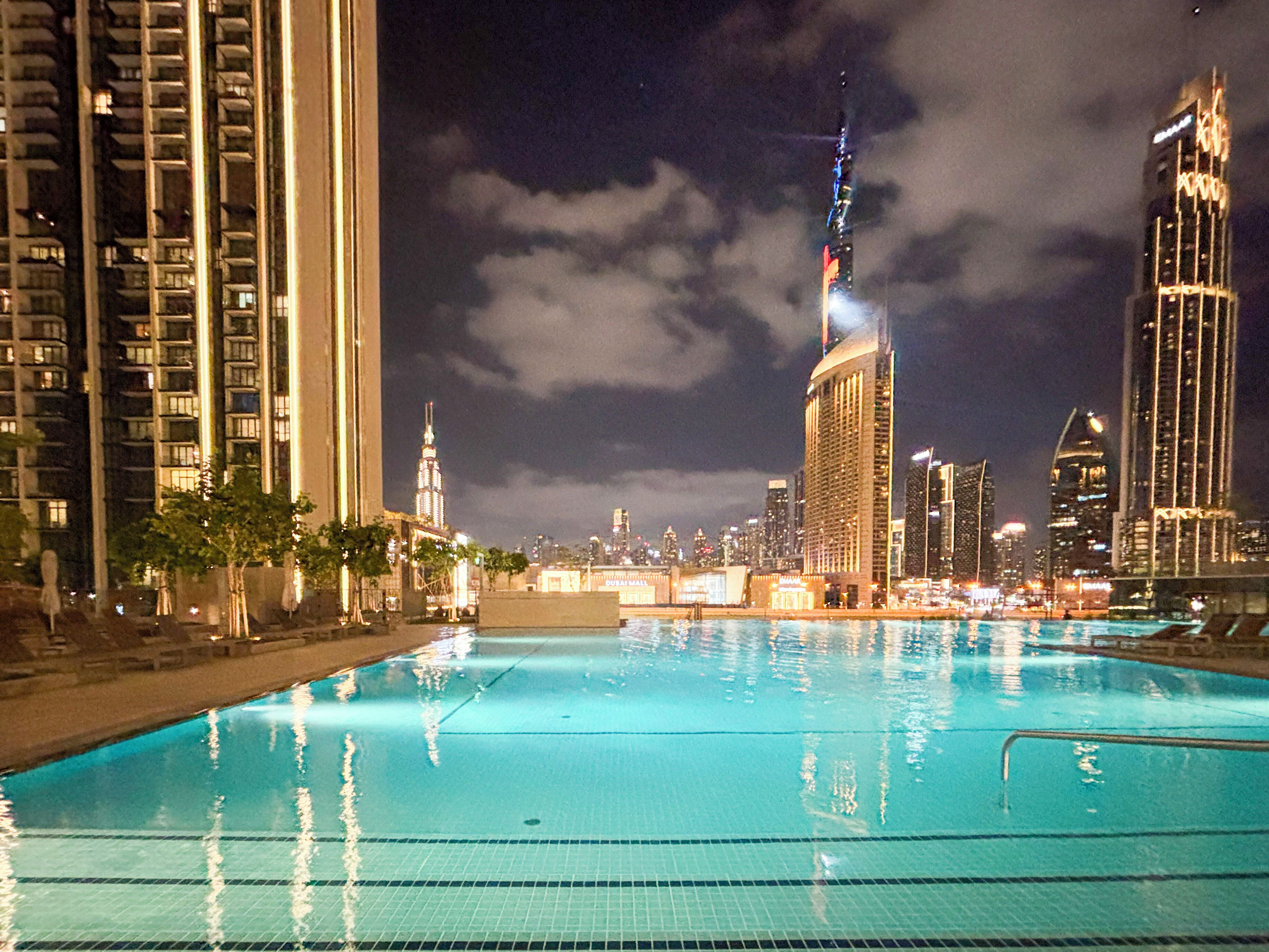 室外游泳池，池畔遮阳伞，日光浴躺椅