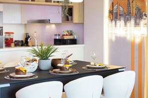 Apartamento de lujo, balcón, vistas a la ciudad | Servicio de comidas en la habitación