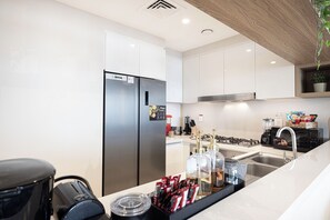 Luxury Apartment, Balcony, City View | Private kitchen