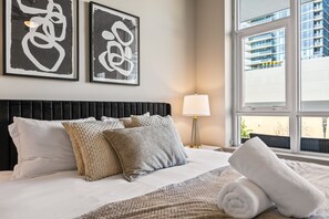 2 habitaciones, escritorio, tabla de planchar con plancha y wifi gratis 