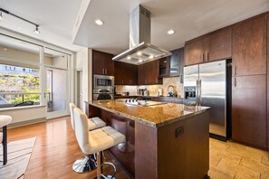 Refrigerador, microondas, horno y parrilla de estufa 