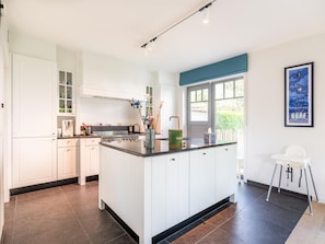 Fridge, microwave, oven, stovetop - Stylish holiday home with cosy garden (Sint-Idesbald)