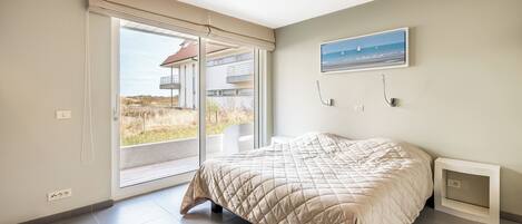 2 bedrooms, iron/ironing board, internet