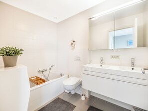 Shower - Newly built flat right on the beach (Koksijde)