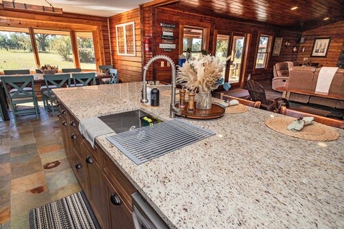 Beautiful Log Home 5mi from Suwanee Music Park!