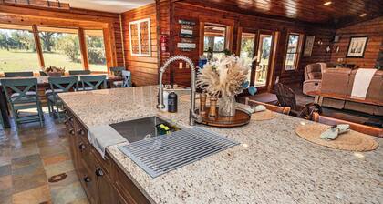 Beautiful Log Home 5mi from Suwanee Music Park!