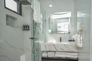 Secadora de cabello, toallas, jabón, papel de baño