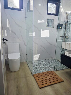 Hårføner, håndklær, såpe og toalettpapir