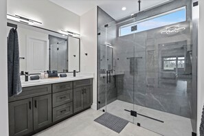 Dusche, Haartrockner, Handtücher, Toilettenpapier